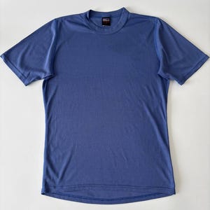 T-shirt bleu soyeux Capilene Patagonia années 90 | Sous-vêtement technique homme | vintage d'extérieur de l'an 2000 | Fabriqué en France 1998 | S