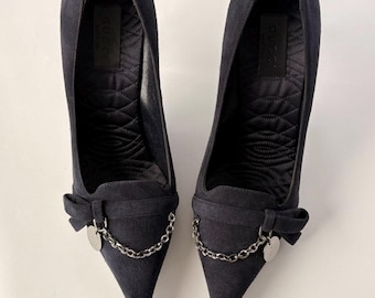GUCCI navy blue suede pumps/ y2k pointed toe high heels/ bow and chain detail/ authentic & vintage/ made in italy/ EU 37,5 US 6,5