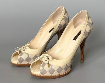 Autênticos sapatos de salto alto Louis Vuitton Damier Azur Palm Beach com bico aberto | Sapatos de salto peep toe em lona creme e couro envernizado | Sapatos de luxo femininos | Tamanho 39 (EUA) / 8,5