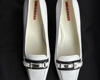 Zapatos de tacón bajo de piel PRADA LINEA ROSSA de los años 2000, blancos y negros, con hebilla y logo, auténticos y vintage, fabricados en Italia, talla 36 UE, talla 6 EE. UU.
