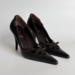 Escarpins à nœud découpé Dolce & Gabbana authentiques | Escarpins à talons aiguilles en cuir marron foncé | Bout pointu | Chaussures de luxe pour femmes | 37 États-Unis 7 image 3