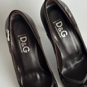 Escarpins à nœud découpé Dolce & Gabbana authentiques | Escarpins à talons aiguilles en cuir marron foncé | Bout pointu | Chaussures de luxe pour femmes | 37 États-Unis 7 image 5