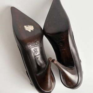 Escarpins à nœud découpé Dolce & Gabbana authentiques | Escarpins à talons aiguilles en cuir marron foncé | Bout pointu | Chaussures de luxe pour femmes | 37 États-Unis 7 image 11