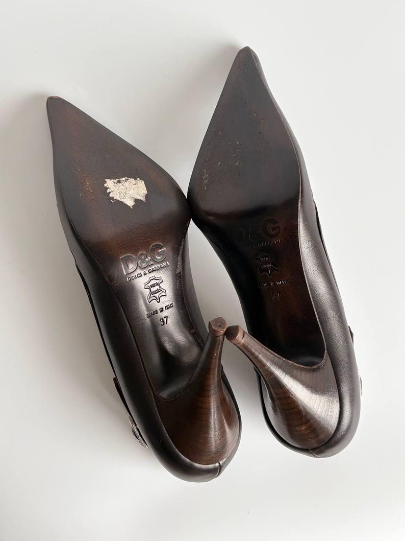 Escarpins à nœud découpé Dolce & Gabbana authentiques | Escarpins à talons aiguilles en cuir marron foncé | Bout pointu | Chaussures de luxe pour femmes | 37 États-Unis 7 image 11