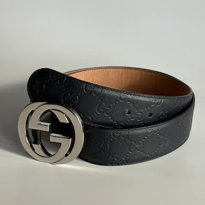 Authentieke Gucci donkerblauwe Guccissima leren riem | In elkaar grijpende zilveren G-gesp | Vintage designeraccessoires | 411924 | 95/38