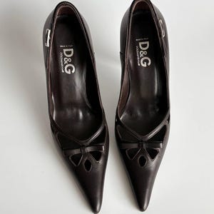 Escarpins à nœud découpé Dolce & Gabbana authentiques | Escarpins à talons aiguilles en cuir marron foncé | Bout pointu | Chaussures de luxe pour femmes | 37 États-Unis 7 image 1
