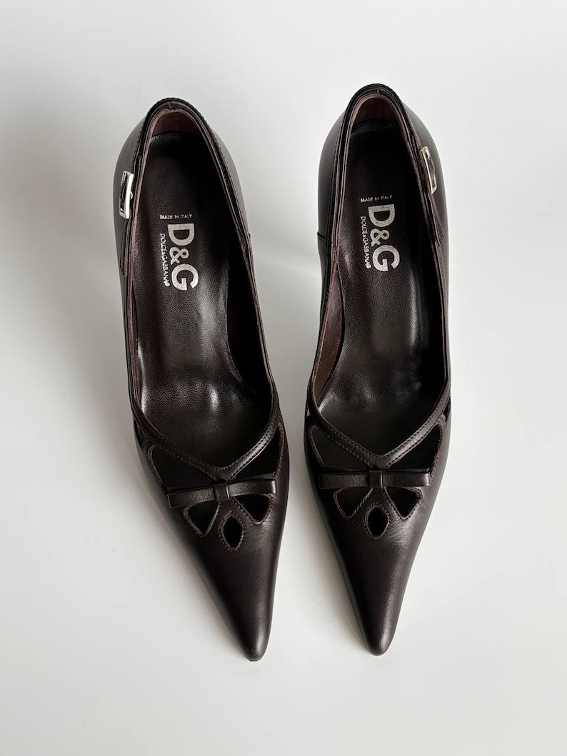 Escarpins à nœud découpé Dolce & Gabbana authentiques | Escarpins à talons aiguilles en cuir marron foncé | Bout pointu | Chaussures de luxe pour femmes | 37 États-Unis 7 image 1