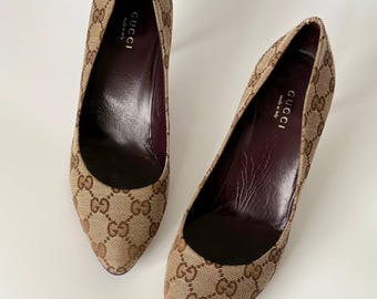 Auténticos zapatos de tacón Gucci de punta afilada / Tacones de aguja de lona GG beige y marrón / Moda vintage de archivo Y2K / Talla 37 US 7
