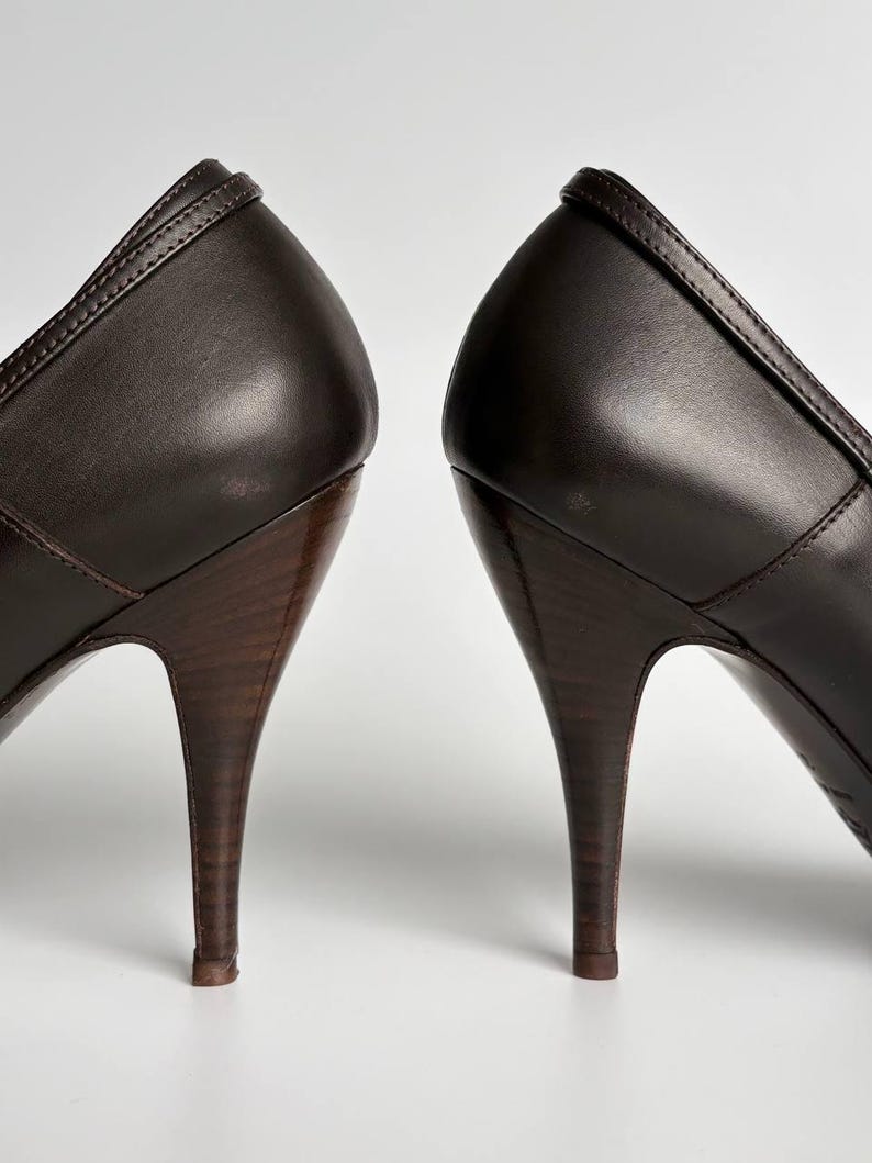 Escarpins à nœud découpé Dolce & Gabbana authentiques | Escarpins à talons aiguilles en cuir marron foncé | Bout pointu | Chaussures de luxe pour femmes | 37 États-Unis 7 image 8