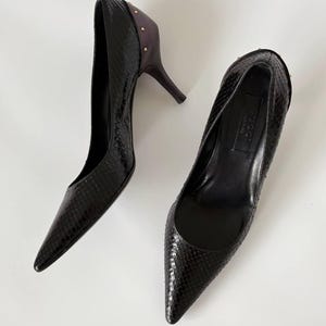 Auténticos tacones Gucci Tom Ford Era Otoño/Invierno 2003 con tachuelas de pitón / Zapatos de piel de serpiente negra / Moda vintage de archivo / 36,5 US 36,5