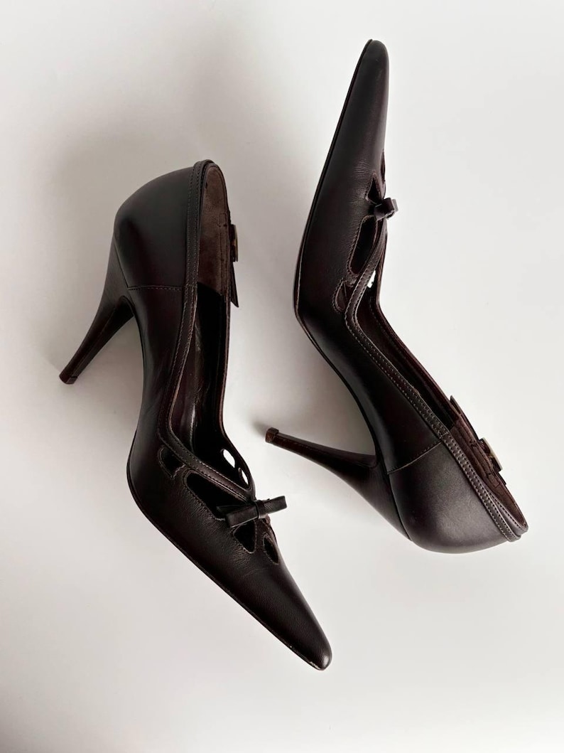 Escarpins à nœud découpé Dolce & Gabbana authentiques | Escarpins à talons aiguilles en cuir marron foncé | Bout pointu | Chaussures de luxe pour femmes | 37 États-Unis 7 image 10