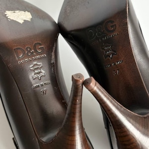 Escarpins à nœud découpé Dolce & Gabbana authentiques | Escarpins à talons aiguilles en cuir marron foncé | Bout pointu | Chaussures de luxe pour femmes | 37 États-Unis 7 image 12