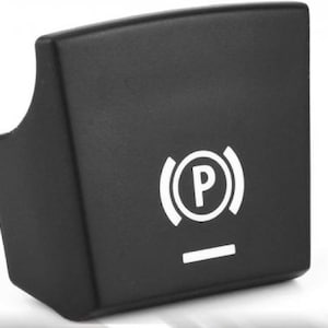 Puede incluir: Interruptor de freno de estacionamiento electrónico de plástico negro con un símbolo "P" blanco dentro de un círculo y una línea blanca debajo.