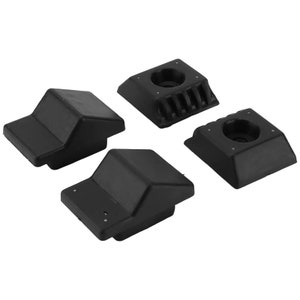 Puede incluir: Cuatro patas de muebles de goma negra, cada una con un diseño geométrico único. Dos patas tienen un perfil escalonado, mientras que las otras dos presentan un área circular empotrada y un borde acanalado. Las patas están diseñadas para proporcionar estabilidad.