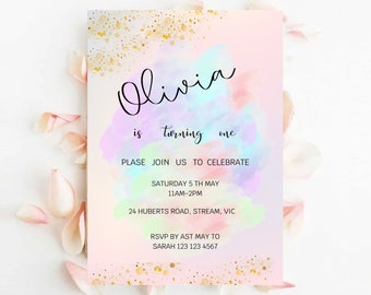 Pode incluir: Um convite de aniversário em aquarela rosa e azul com glitter dourado para o primeiro aniversário de Olivia. O convite inclui a data, a hora e o local da festa. As informações de RSVP também estão incluídas.