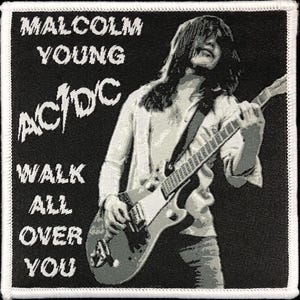 Puede incluir: Imagen en blanco y negro de Malcolm Young, guitarrista de AC/DC, tocando una guitarra. El texto "Malcolm Young AC/DC Walk All Over You" está impreso en la imagen.