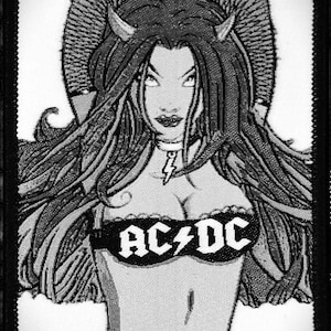Pode incluir: Etiqueta bordada em preto e branco com uma mulher com chifres e o texto "She Likes Rock 'n' Roll" e "AC/DC".