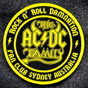 Puede incluir: Parche bordado amarillo y negro con el texto "Rock 'n' Roll Damnation The AC/DC Family Fan Club Sydney Australia".