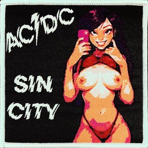Peut inclure: Un patch noir et blanc avec le texte "AC/DC Sin City" et une image de dessin animé d'une femme en bikini rouge et blanc prenant un selfie.