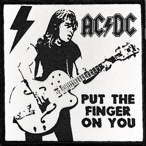 Op de afbeelding: Zwart-witte patch met een bliksem, de tekst "AC/DC" en een persoon die gitaar speelt. De tekst "Put the finger on you" staat onder de gitaar.