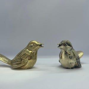 Hand‑Made Solid Brass Bird Figurines – Mid‑Century Modern Decor, 10 cm Polished Gold Bird Sculpture Set, Desk Accent, Gift for Nature Lovers