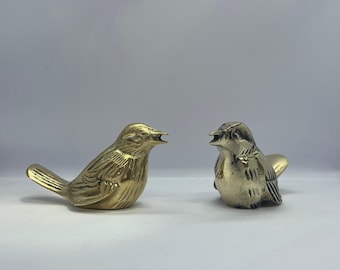 Figuras de pájaros de latón macizo hechas a mano / Juego de 2 / Decoración vintage de mediados de siglo / Acabado dorado y plateado / Decoración de escritorio para el hogar