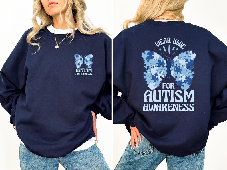 Pu&ograve; includere: Una felpa blu navy con una farfalla blu fatta di pezzi di puzzle sul retro. La farfalla ha il testo "Wear Blue For Autism Awareness". La parte anteriore della felpa ha una farfalla blu pi&ugrave; piccola con il testo "Autism Awareness".