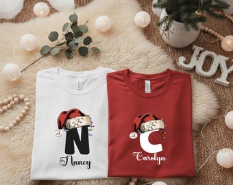 Camiseta navideña personalizada con nombre de familia: camisetas navideñas personalizadas con monograma