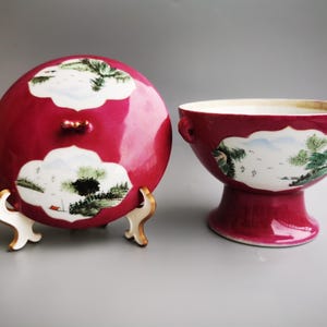 Könnte beinhalten: Set aus drei Keramikbechern mit gesprenkelter, matter Oberfläche. Die Becher sind in Creme-, Hellgrau- und Dunkelgrautönen gehalten. Jeder Becher hat ein schlichtes, minimalistisches Design, ideal für Kaffee oder Tee.