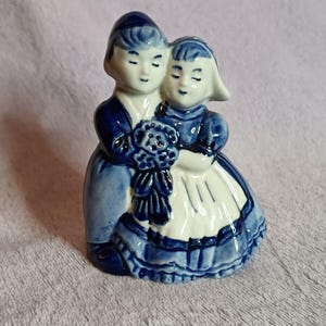 Blauw-wit handgeschilderd Delfts beeldje jongen en meisje Made In Holland