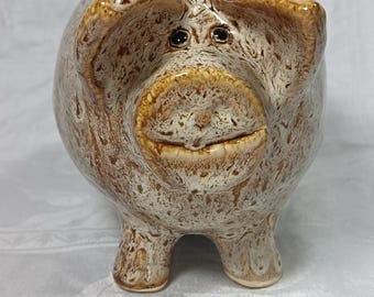 Hucha de cerámica vintage con forma de cerdito, esmalte marrón con efecto goteo, estilo retro.