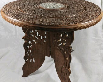 Vintage indischer klappbarer Beistelltisch, geschnitztes Holz mit Kontrasteinlage, Hoshiarpur, runder Boho-Dekor