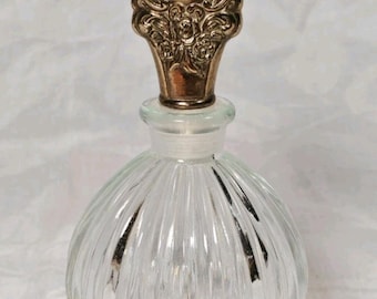 Frasco de perfume antiguo de cristal tallado con tapón plateado ornamentado para tocador