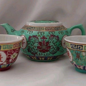Vintage Chinese Teal Mun Shou Porcelain Tea Pot With 2 Tea Cups