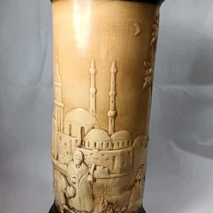 Può includere: Un set di tre tazze in ceramica con finitura opaca e macchiettata. Le tazze sono nei toni del crema, grigio chiaro e grigio scuro. Ogni tazza ha un design semplice e minimalista, perfetto per caffè o tè.