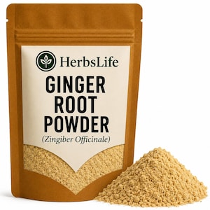 Op de afbeelding: Een bruine stazak met gemberwortelpoeder en een wit etiket met het HerbsLife-logo en de tekst GINGER ROOT POWDER (Zingiber Officinale). Een kleine hoop lichtbruin gemberpoeder ligt voor de zak.