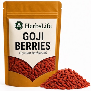 Może przedstawiać: Brązowa torebka stojąca zawierająca suszone czerwone jagody goji. Etykieta zawiera napis HerbsLife, GOJI BERRIES oraz (Lycium Barbarum) nad przezroczystym okienkiem ukazującym jagody. Przed torebką znajduje się stos luźnych czerwonych jagód goji.
