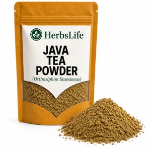 Può includere: Una busta marrone in piedi contenente polvere di tè di Giava, etichettata HerbsLife, con una finestra trasparente che mostra il contenuto granulare marrone chiaro. Un piccolo mucchio della stessa polvere testurizzata marrone chiaro si trova davanti alla busta.