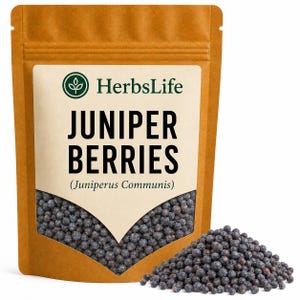 Może przedstawiać: Brązowa torebka stojąca zawierająca suszone jagody jałowca. Etykieta zawiera napis HerbsLife, JUNIPER BERRIES oraz (Juniperus Communis) nad przezroczystym okienkiem ukazującym ciemne, okrągłe jagody. Przed torebką znajduje się stos luźnych jagód.
