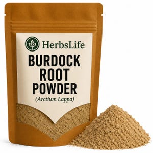 Puede incluir: Una bolsa marrón vertical que contiene polvo de raíz de bardana HerbsLife (Arctium Lappa). La etiqueta presenta texto negro sobre un fondo crema con un logotipo verde. Un pequeño montón de polvo fino de color marrón claro se sitúa a la derecha.