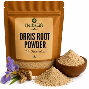 以下が含まれることがあります： 「Orris Root Powder (Iris Germanica)」と書かれた茶色の紙袋、ベージュ色の粉の山、粉の入った小さな木製のボウル、紫色のアイリスの花、根の一部。