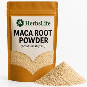 Pode incluir: Uma bolsa vertical castanha contendo pó de raiz de maca. O rótulo apresenta o logótipo HerbsLife, o texto MACA ROOT POWDER e o nome científico Lepidium Meyenii. Um pequeno monte de pó bege claro de textura fina está à frente da bolsa.