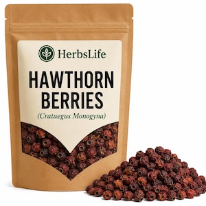 Könnte beinhalten: Ein brauner Kraftpapierbeutel mit einem Sichtfenster, das getrocknete rote Beeren zeigt, beschriftet mit HerbsLife Hawthorn Berries (Crataegus Monogyna). Ein Haufen kleiner, runder, dunkelroter getrockneter Weißdornbeeren liegt vor dem Beutel.