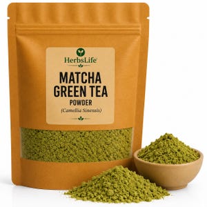 Può includere: Un sacchetto di carta marrone di Matcha Green Tea Powder con una finestra trasparente, una piccola ciotola di legno e un mucchio di polvere verde. La borsa ha un'etichetta che recita "HerbsLife Matcha Green Tea Powder (Camellia Sinensis)".