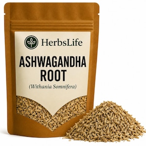 Può includere: Una busta marrone con una finestra trasparente che mostra pezzi di radice di ashwagandha color beige. L'etichetta presenta il logo HerbsLife, il testo ASHWAGANDHA ROOT e il nome botanico Withania Somnifera. Un mucchio di radici è posto davanti.