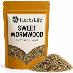 Op de afbeelding: Een bruine stazak met gedroogde zoete alsem (Artemisia Annua). Het etiket bevat het HerbsLife-logo, de tekst SWEET WORMWOOD en (Artemisia Annua). Een hoopje van dezelfde gedroogde, lichtbruine plantaardige materie ligt voor de zak.