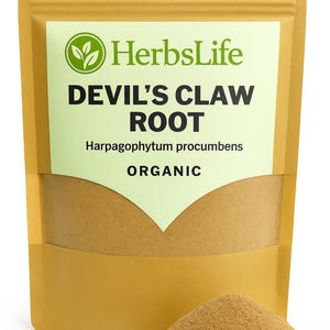 Peut inclure: Un sachet beige de Racine de Griffe du Diable HerbsLife, avec le nom scientifique Harpagophytum procumbens, et le mot "ORGANIC" imprimé sur l'étiquette. Un petit tas de poudre de racine est devant le sachet.