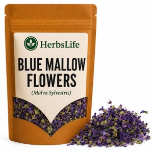 Può includere: Una busta marrone in piedi contenente fiori di malva blu essiccati. L'etichetta riporta il testo HerbsLife, BLUE MALLOW FLOWERS e (Malva Sylvestris). Un mucchio di petali di fiori essiccati viola e verdi si trova a destra della busta.