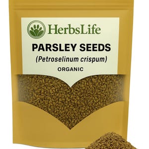 Könnte beinhalten: Ein senffarbener Beutel mit Petersiliensamen mit dem Text "HerbsLife PARSLEY SEEDS (Petroselinum crispum) ORGANIC". Ein kleiner Haufen Samen liegt vor dem Beutel. Die Samen sind hellbraun.