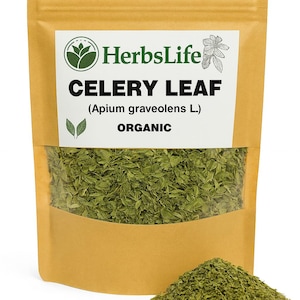 Puede incluir: Un paquete de hojas de apio secas etiquetado como "HerbsLife". El paquete es de color marrón claro con una ventana transparente que muestra las hojas verdes secas. El texto en el paquete dice "CELERY LEAF (Apium graveolens L.) ORGANIC". Un pequeño montón de hojas de apio secas está delante.
